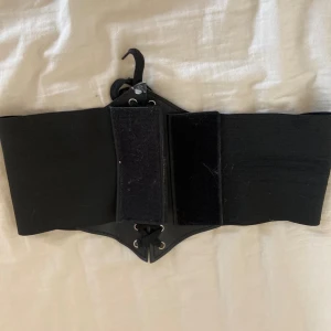 Corset - Säljer denna jätte fina corseten. Den är köpt för 150 kr, säljer pågrund av att den inte är min stil längre. Skriv för fler bilder och eventuella imperfektioner. Går att pruta, använd köp nu, köpare står för frakt.