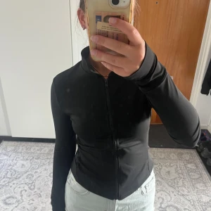 Träningströja - Superskön träningströja. Stl M men passar Xs/s. Sparsamt anvönd 70kr+frakt