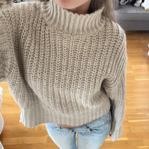 Beige stickad tröja - Supermysig grovstickad tröja som tyvärr inte kommer till användning💓skriv om ni har frågor💌