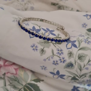 Armband - Blandade armband i olika färger, en med blå förg, två med blandade färger, (liten i storleken, passar ganska smala handleder) en med vita pärlor, med örhängen