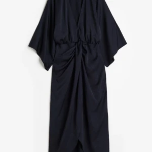 Kaftanklänning stl medium, H&M. Ny! - Superfin kaftanklänning i midnattsblå färg. Från H&M. Storlek medium. Ny med lapp.