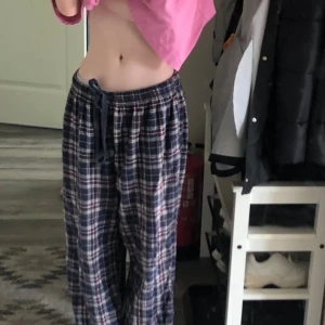 Pyjamasbyxor. - Lite sliten vid benen men syns ej.