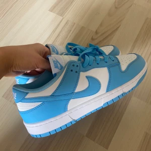 Nike skor - säljer ett par oanvända nike skor. Helt nya. Herr modell. Inte äkta 