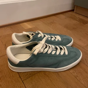 Zara sneakers  - Ett par så snygga zara sneakers, aldrig använda! Säljer pga för stora…   Nypris 499kr