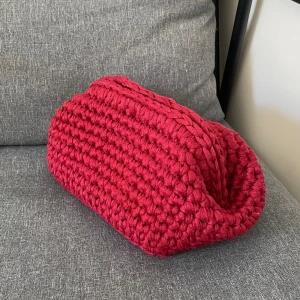 Handvirkad clutch - Handvirkad, L20cm B14cm H14cm! Använd gärna köp nu!