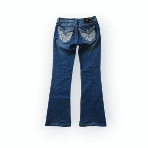 Miss Me bootcut jeans  - Lågmidjade flare jeans, storlek 28 US vilket passar S. Midja 39cm, Innerben 75 cm. Bra skick, lite slitna längst ned. Dom är uppsydda och spetsen på fickorna har också sytts dit. Fråga gärna om fler bilder eller mått 💞