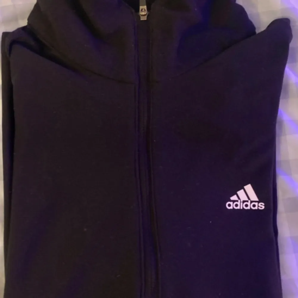 Väldigt sparsamt använd, som nyskick. Adidas running Strl S.  (sann i storlek). Sportswear.