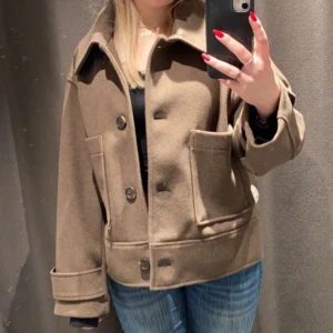 Brun kappa från Kappahl  - Brun kappa från KappAhl. Nästan aldrig använd 💕