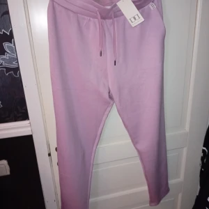 Nya byxor  - Säljer dessa nya mjukisbyxor.  Pris lappen är kvar . Storlek xl Säljer även ett par i Storlek L.  