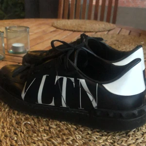 Valentino skor - snygga valentino skor, låda och andra tillbehör medföljer 