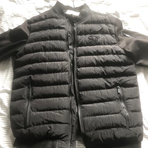 Siksilk Jacka  - Säljer denna Siksilk Vår Jakan Storlek L Hängaren är trasig.