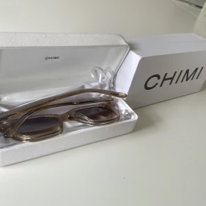 Chimi -  Säljer ett par solglasögon från chimi i modellen 04 i färgen Ecru, bra skick och sparsamt använd