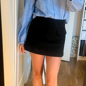 Svart kjol 🖤 - klassisk svart kjol med fick-detaljer 