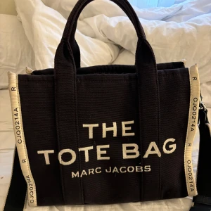 Tote bag Marc Jacobs - Säljer min tote bag, den är äkta och i gott skick. Pris går att diskutera vid snabb affär. Den är i storlek medium och köpt för 3459 kr.❤️
