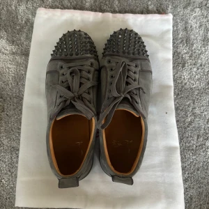 Cement grå loubs - Säljer dessa då de är för små för mig Skick 8,5/10 Använd fåtal gånger  Man får med allt som visas i bilderna  !Priset är ej hugget i sten! Hör av dig vid mer information, frågor eller funderingar. Jag står ej för skador om det sker under frakten 📦