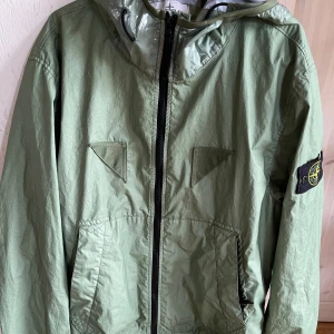 Stone Island Jacka - Tjena!   Säljer nu min stone island jacka i den gröna färgen. Den är knappt använd då den är lite för stor för mig och har inte så mkt användning av den. Storlek L men passar M.   Äkta givetvis. Finns i Växjö och kan skickas. 