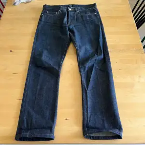Säljer dessa slim APC raw selvedge jeans som knappt är använda. Jeansen blir snyggare med användning då det utvecklas sjuka fades på dom Nypris 2000kr