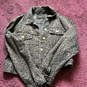 Oanvänd jeansjacka - HELT oanvänd jeansjacka från Bikbok i lila leopardmönster. Fickor framtill, croppad, pris diskuterbart ❤️🥰