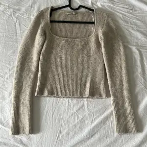 Säljer denna ”square neck knit topp” då den inte kommer till användning. Den är i toppskick! Nypris 360kr. 