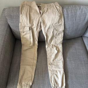 Cargobyxor från Jack & Jones i storlek 30/34