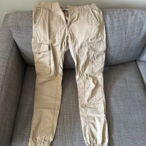 Cargobyxor - Cargobyxor från Jack & Jones i storlek 30/34