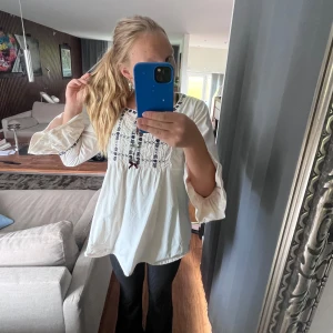 Odd Molly blus - Supergullig som tyvärr inte kommer till användning💝finns ett vinrött band som går att dra åt i ryggen