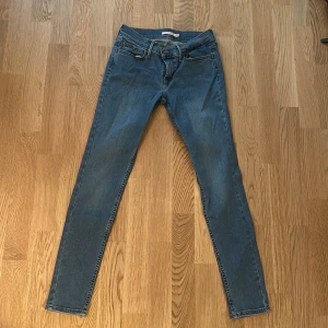 Levi’s jeans  - Säljer mina fina Levis jeans som tyvärr är för små för mig. Bra skick, low waist.