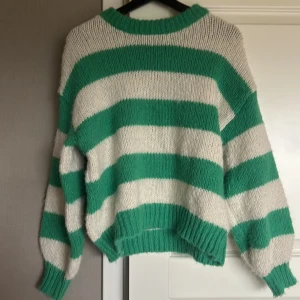 Randig stickad tröja - Jag säljer denna tröja då den inte kommer till användning 💚🤍