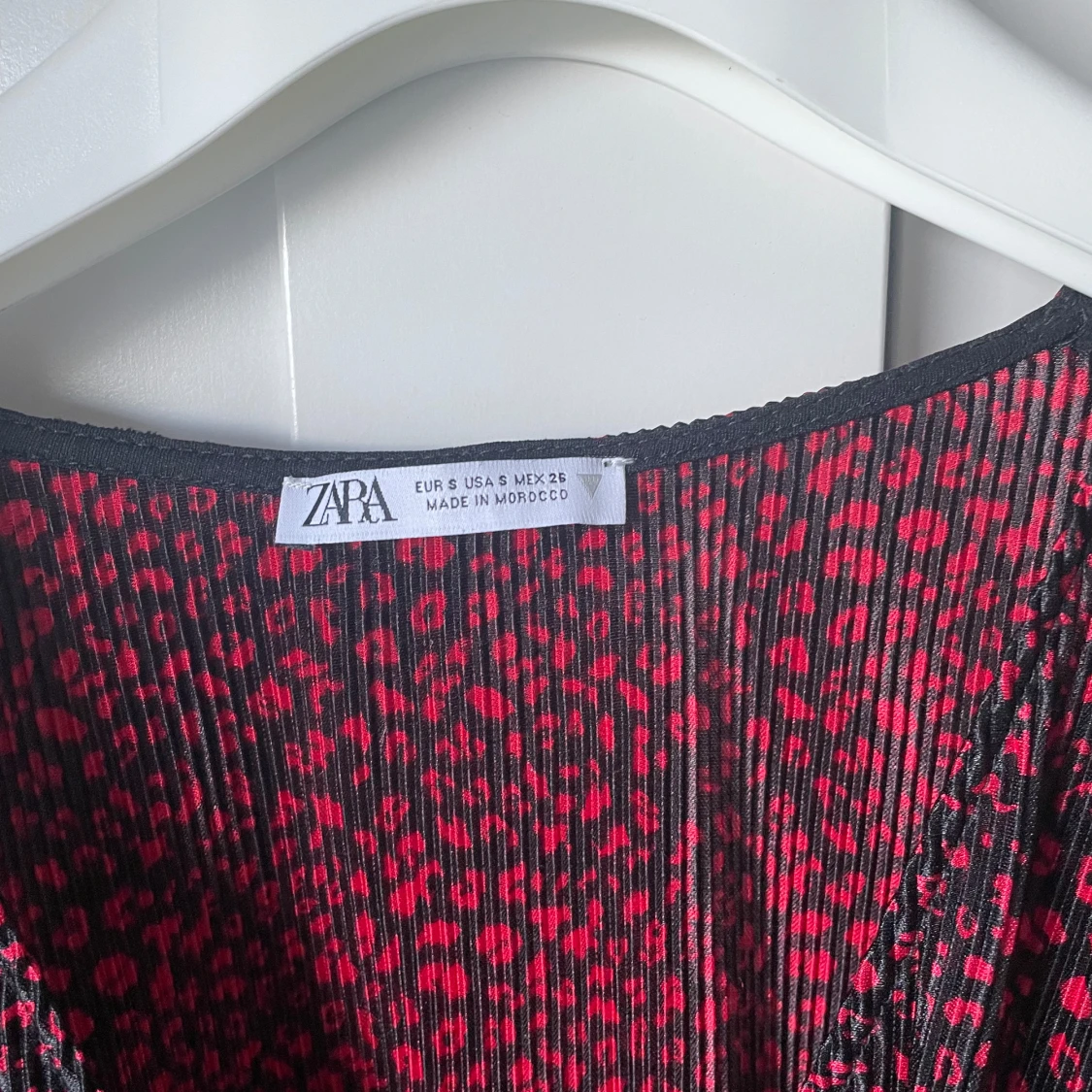 Svart top med röda läppar märken - 90