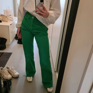 Gröna jeans - Ascoola jeans från gina tricot som tyvärr inte används så ofta längre. Något långa på mig som är 163 cm. Väldigt bra skick!