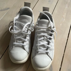 Golfskor Nike  - Står 38,5 men jag skulle säga 37,5 