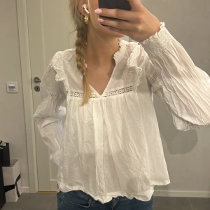 Vit blus  - Fin vit långarmad blus från Gina tricot. Knappt använd och har inga defekter. Storleken är 170 från barnavdelningen men sitter som xs/s. 🩷