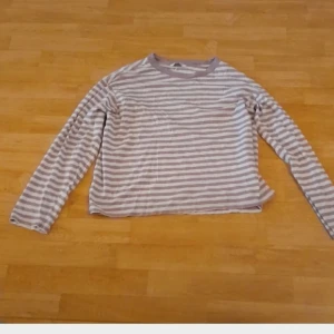 Tröja - En tunn tröja , använd fåtal gånger , är normal i storleken. 