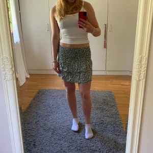 Kjol - Helt oanvänd volangkjol💚 Storlek s/m