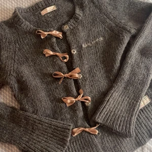 Odd Molly kofta - Söt kofta ifrån odd Molly med rosett detaljer , alpacka och ullblandning🎀