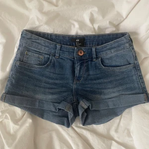 Jeansshorts  - Supersöta lågmidjade jeans short från HM i storlek 34. Säljer då de ej kommer till användning. Superbra skick, skriv för fler bilder och priset är diskuterbart!!💘🌸