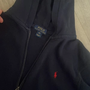 Ralph lauren zip up hoodie  - Säljer zip up hoodie Ralph lauren, passar alla mellan typ 160-175, storlek XL i barnstorlek, pris kan ksk diskuteras vid snabb affär