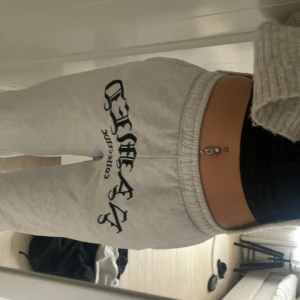 Mjukisbyxor - Så fina från namedcollective🥰köpa för ca 900 men använder inte tillräckligt mycket längre tyvärr! Det finns möjligtvis nårra få fläckar som inte går bort, men som inte syns så mycket att de förstör byxorna! Men därav priset🥰