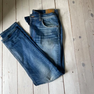 Nudie Lean Dean - Riktigt schyssta Lean Deans jeans från Nudie. Varan är i väldigt bra skick har en väldigt unik tvätt med slitningar. Hör av er vid frågor👊