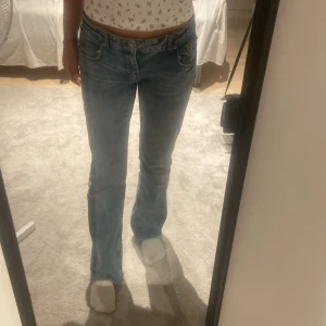 zara lågmidjade jeans  - super fina inget fel på dom men för stora i midjan för mig💘