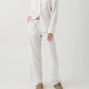 Linnebyxor ginatricot - Köptes förra pret och har användts en gång, inga tecken på användning och har nyskick, köptes för cirka 500kr