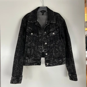 Jeansjacka - Svart/grå jeansjacka från H&M i strl. XS Mycket fint skick!🤍