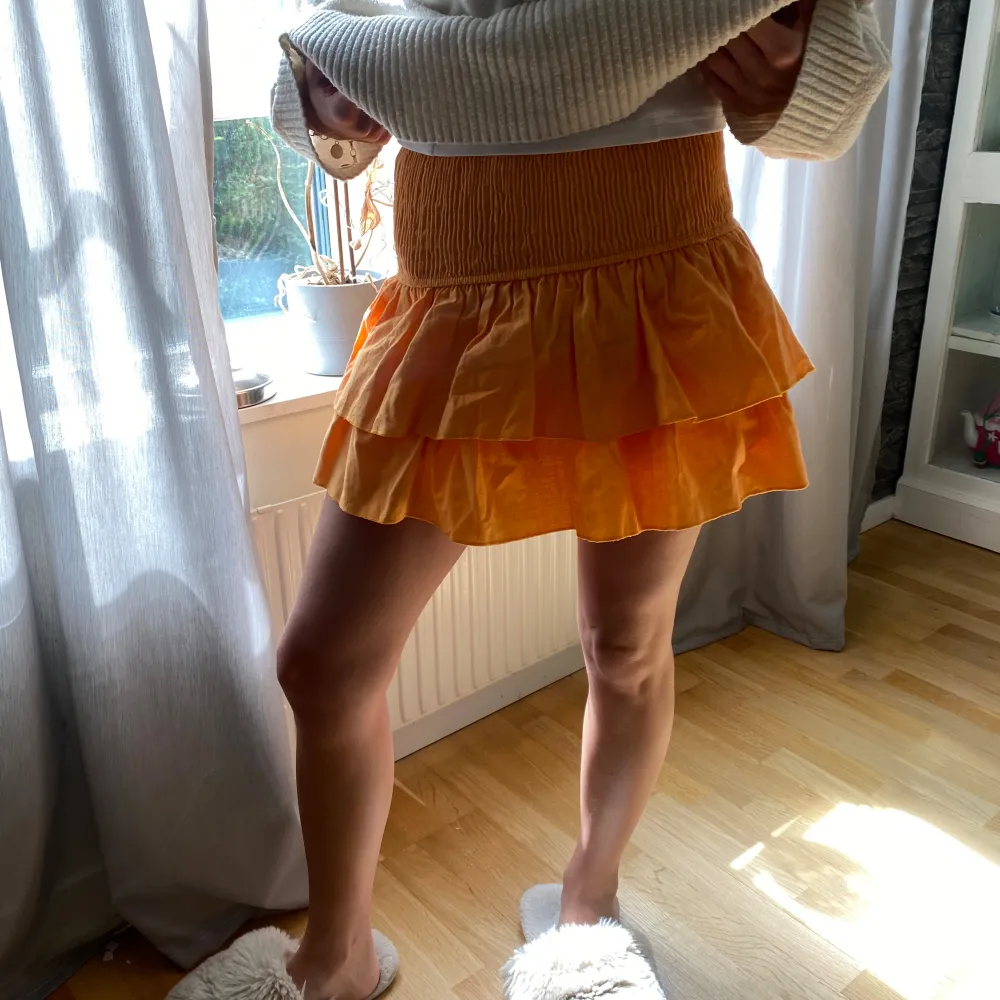 Orange volange kjol ifrån meet me there med inbyggda shorts🧡🙌. Kjolar.
