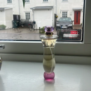  En parfym som inte är min stil fast luktar gott -  Väldigt fin förpackning och luktar helt okej men är inte min stil