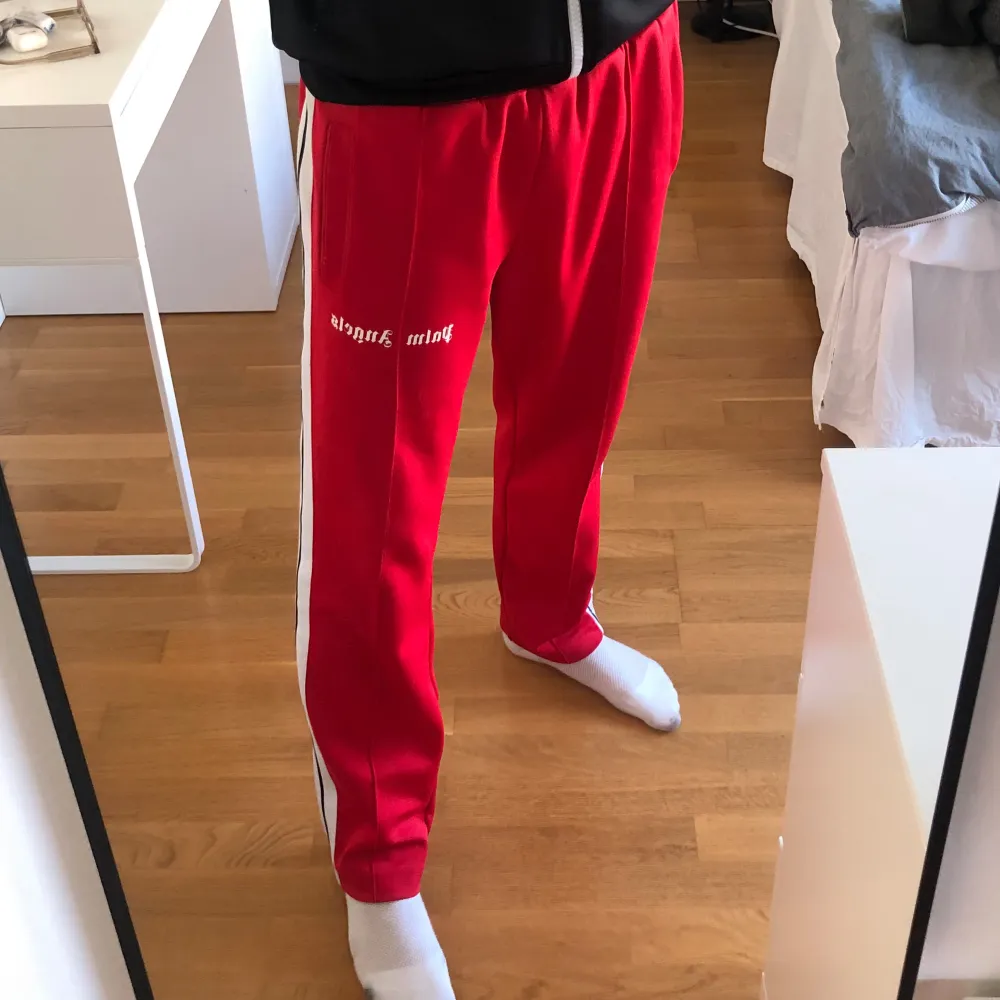 Tjena, jag säljer nu mina röda Palm angels byxor, dom är i bra skick och har inga defekter.👌 Dom är köpta på S/C hype i Jönköping och är självklart äkta🤝 Skriv för fler bilder👍kvitto finns💯. Farkut & Housut.