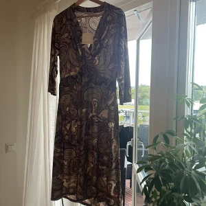 Klänning  - Klänning från Stockholms Klänningsfabrik. Helt oanvänd med prislapp kvar! I så skönt material som dessutom är stretchigt och formar sig efter ens kroppstyp 💖 skulle säga att den kanske är i M/L men passar även mig som e S när jag knyter den i midjan🧸