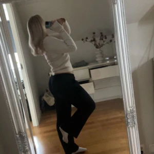 Svarta linnebyxor  - Säljer dessa snygga svarta linnebyxorna som är lågmidjade. Skit snygga men lite korta på mig som är 166. 