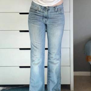 Köpte dessa low waist nudie jeans här på plick men det hade tydligen ett hål i sig och är för stora för mig, hålet går att laga om man syr. Köpte för 200