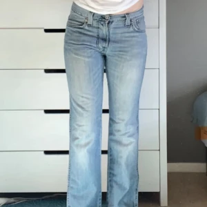 Nudie jeans - Köpte dessa low waist nudie jeans här på plick men det hade tydligen ett hål i sig och är för stora för mig, hålet går att laga om man syr. Köpte för 200