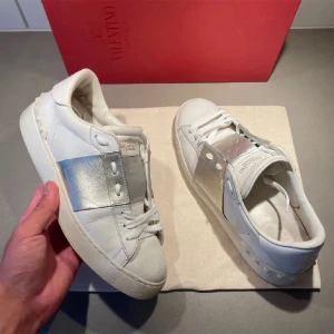 Valentinoskor  - Säljer dessa valentinos skor som jag köpte hör på plick, men inte använt. I storlek 38! 🥰 kvitto, box och dustbag följer med!